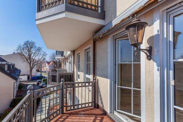 Balkon Wohnzimmer mit elektrischer Markise