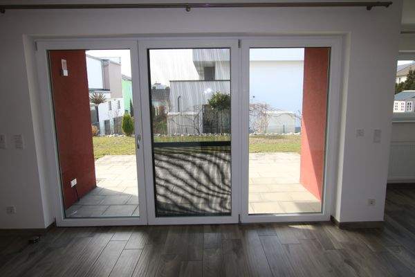 Wohnzimmer mit Blick auf die Terrasse