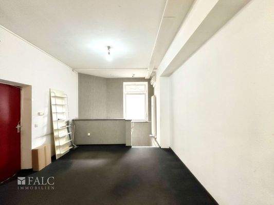 Richtung Keller und Seiteneingang