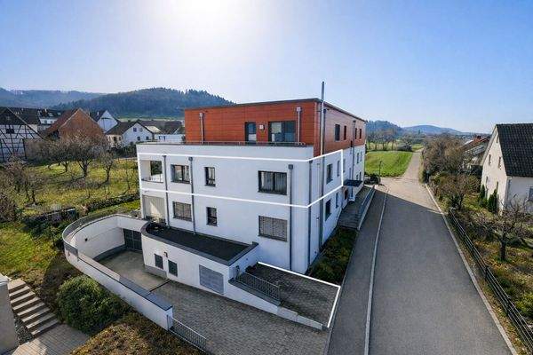 Hausansicht und Außenstellplatz