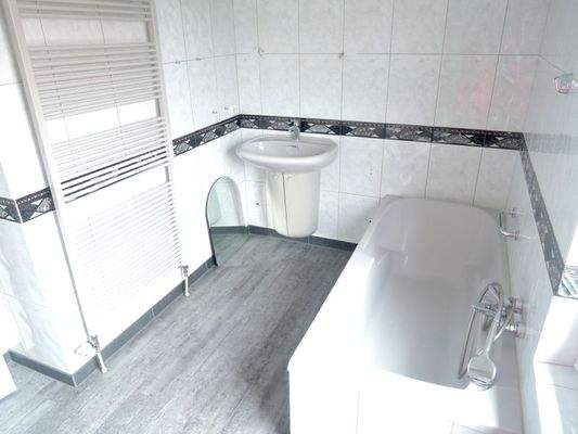 Geräumiges, helles Badezimmer mit Wanne