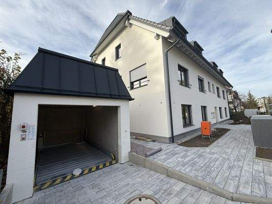 Ostansicht mit Duplexparker-Garage