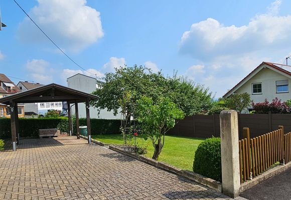 Carport und Garten