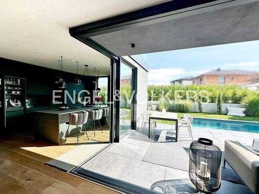 Küche mit Zugang zur Terrasse