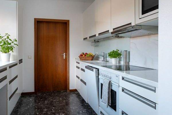 Küche mit Einbauküche 