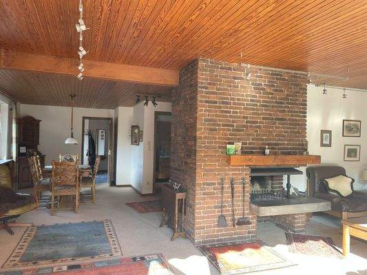 Wohnzimmer mit Kamin