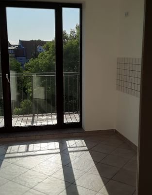 Küche mit Blick zum Balkon