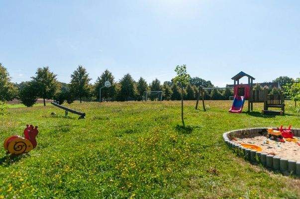 Spielplatz mit Basketballkorb und Fußballfeld vor der Haustür