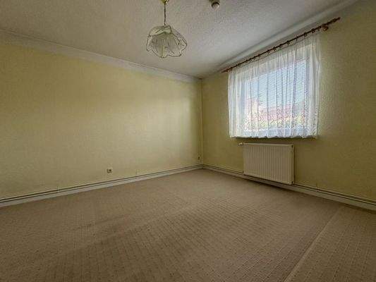 an Wohnzimmer angrenzendes Ess- oder Schlafzimmer