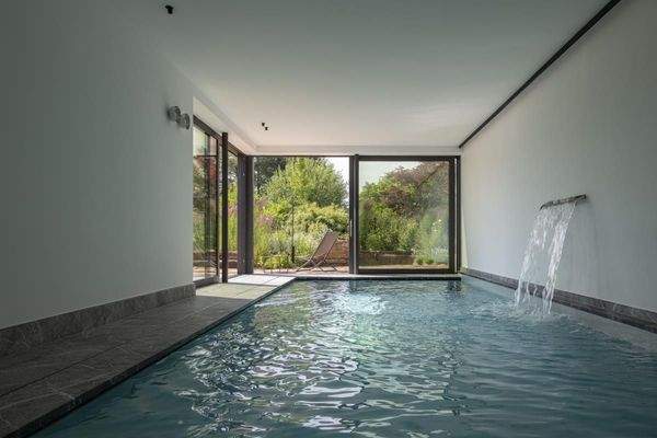 Indoorpool mit Gartenzugang
