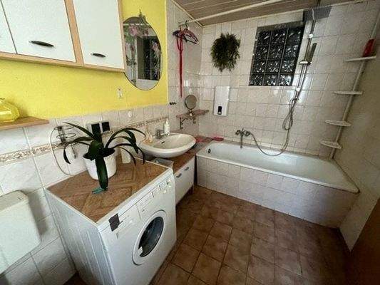 retro gefliestes Wannenbad WE 2