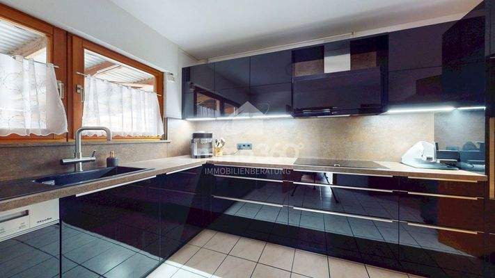 große Küche + Speisekammer