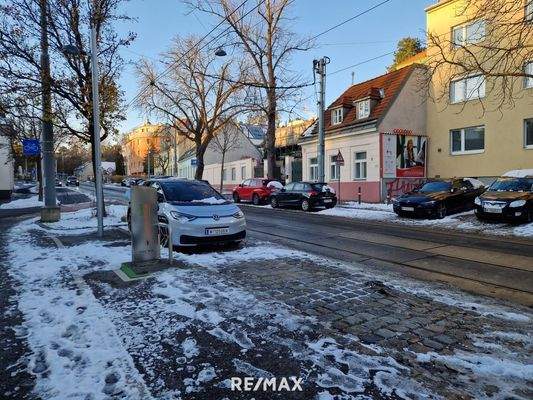 E-Ladesäule gegenüber