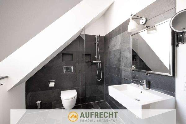 geräumiges Tageslicht-Badezimmer 2.OG