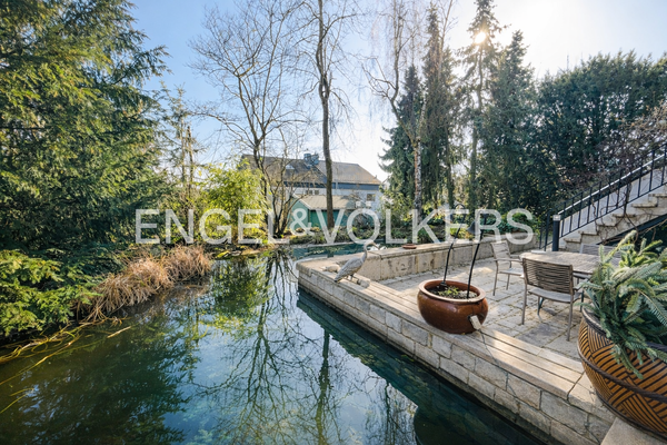 Liebevoll angelegter Teich, der an die Terrassen grenzt