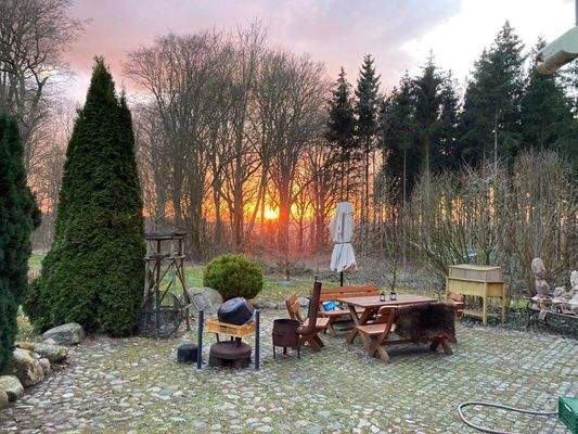 Ein Sonnenuntergang im Garten