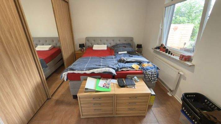 gemütliches Schlafzimmer mit Blick in den Gartenbereich (EG)