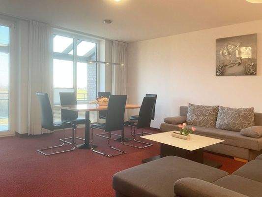 heller und freundlicher Wohn-/Essbereich