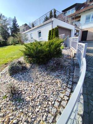 Steingarten mit feuerverzinkten Zaunelementen