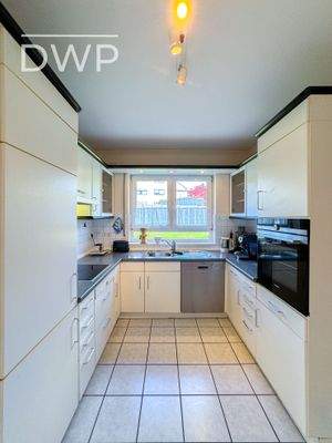 Vollausgestattete Küche mit Gartenblick