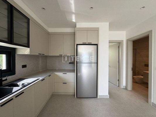 Semi-Detached Houses with Gardens and Pools in Çeşme Reisdere