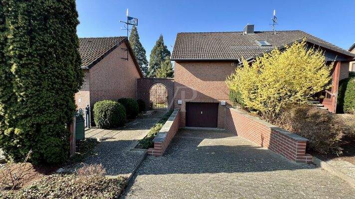 Blick zum Haus mit Tiefgarage