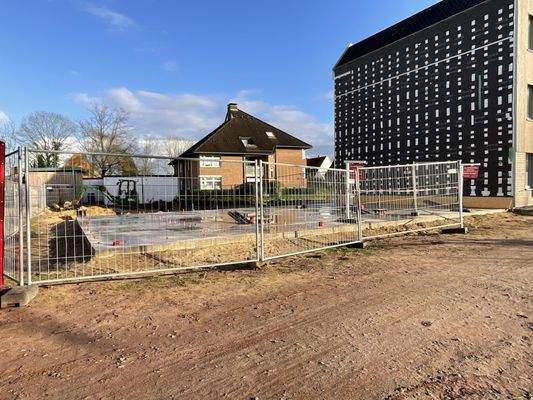 Der Aufbau des Endhauses beginnt