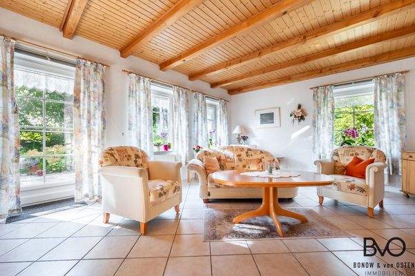 Wohnbereich mit Zugang zur Terrasse