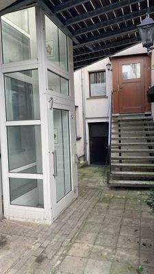 Zur Wohnung/ Hinterhaus