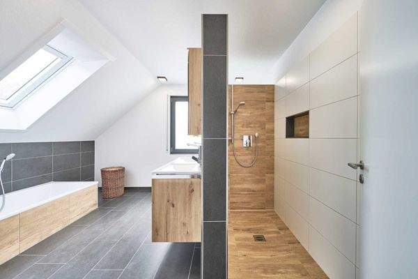 Badezimmer mit Kniestock.jpg