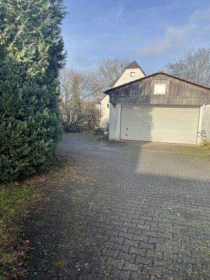 Einfahrt mit Doppelgarage