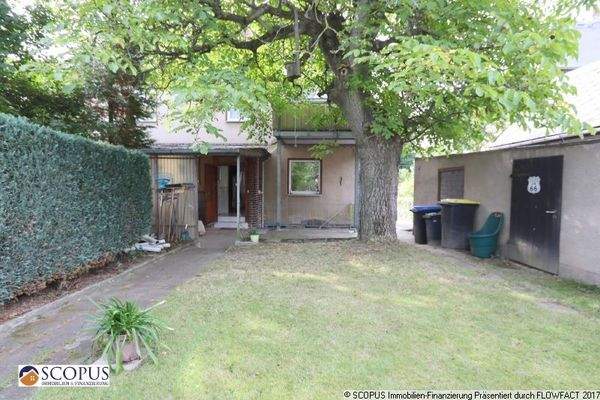 Gartenfläche hinter dem Haus