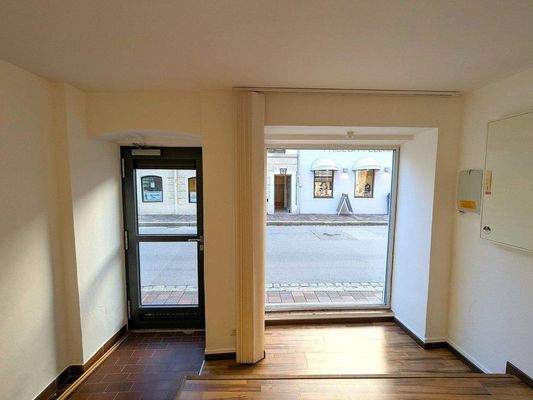 Zugang Räumlichkeiten und großes Schaufenster