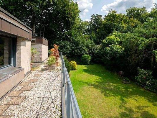 Blick vom Obergeschoss in den Garten