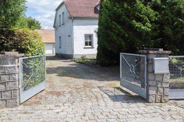 Einfahrt des eingefriedeten Grundstücks