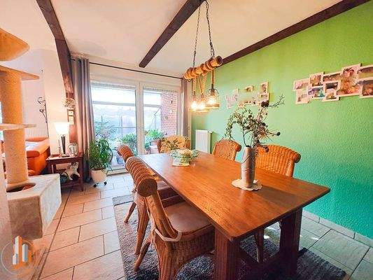 Essbereich mit Blick in den Wintergarten