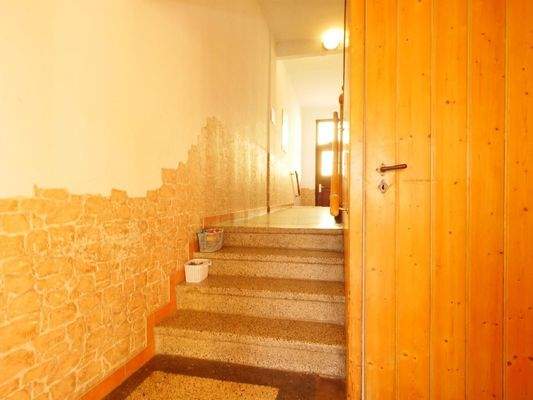  HAUSFLUR - rechts Kellertür