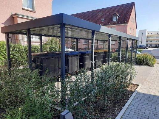 Müllplatz neben dem Haus