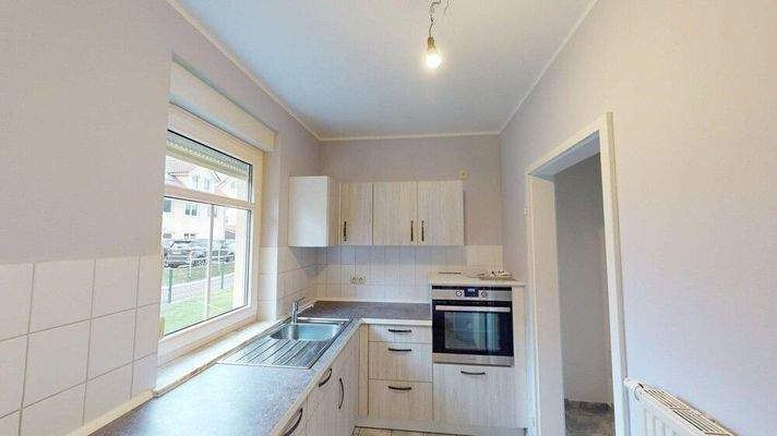 Funktionale Einbauküche mit Fenster