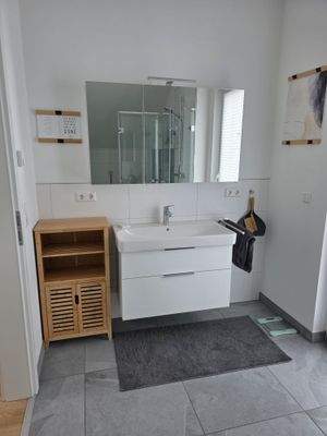 Helles Tageslichtbad mit ...