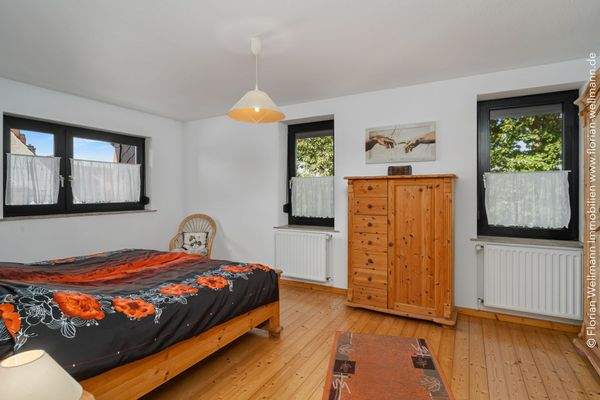 Flexibel nutzbares Schlaf- oder Kinderzimmer (20,79m² | im Grundriss Zimmer 2) im Obergeschoss, ...