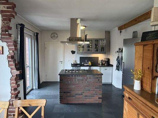 moderne Küche und tolle Kochinsel (6)