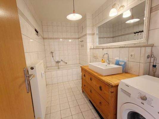 Badezimmer mit Waschmaschinenanschluss