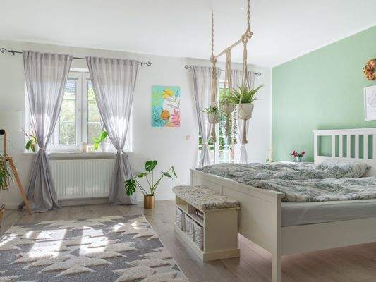 Großzügiges Elternschlafzimmer mit Zugang zum sonnigen Balkon - 1. Obergeschoss