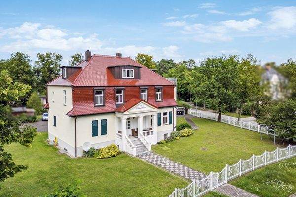 Seitliche Vorderansicht von der Kirchstraße aus