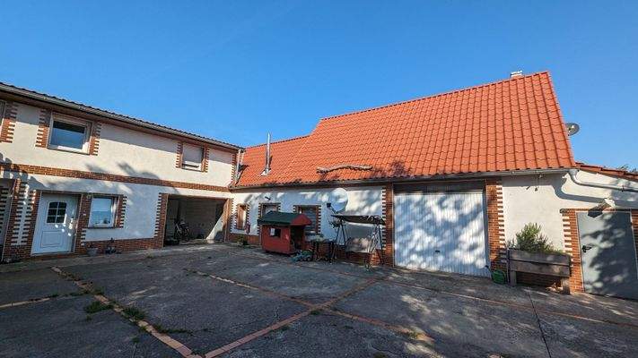 Nebengebäude und Garage