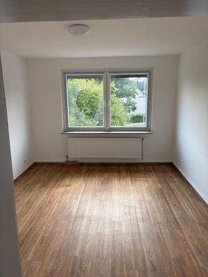 Helles Zimmer mit Holzoptik