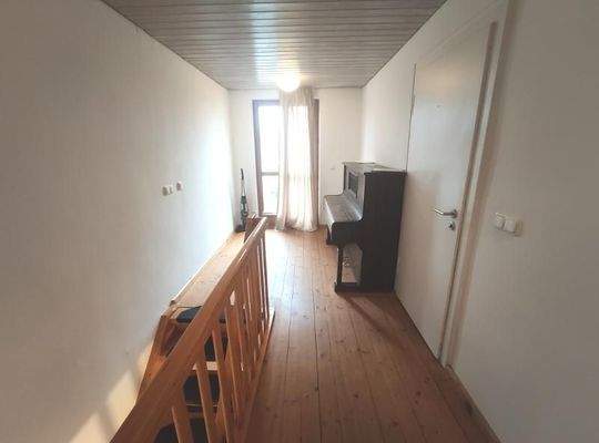 2. OG: Flur mit Zugang zur Terrasse Bild 2