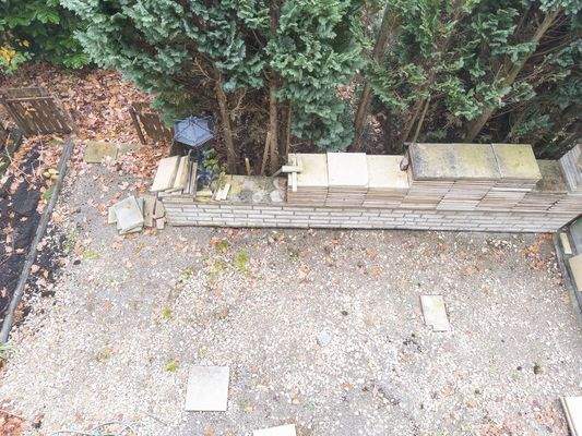 Blick vom Balkon auf die Terrasse