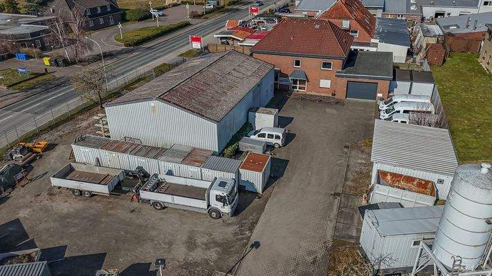 Hinter der Halle ist Plat für Lieferfahrzeuge